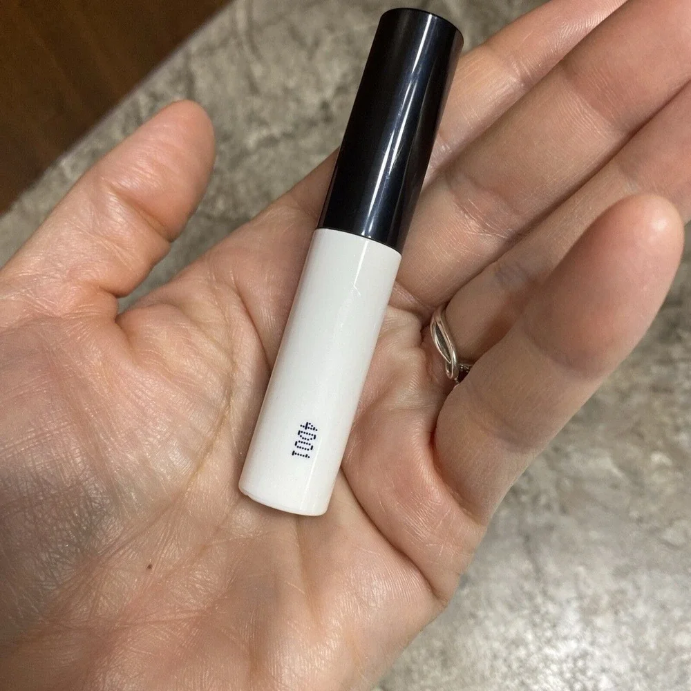 V KOSMETIK Eyeshadow Primer 6ml Shade Light Medium Brand‎ New